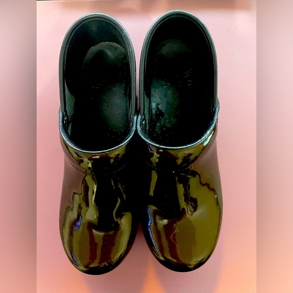 Dansko Clog- Root Beer Color- Dark Brown High Gloss- Size 7.5 US